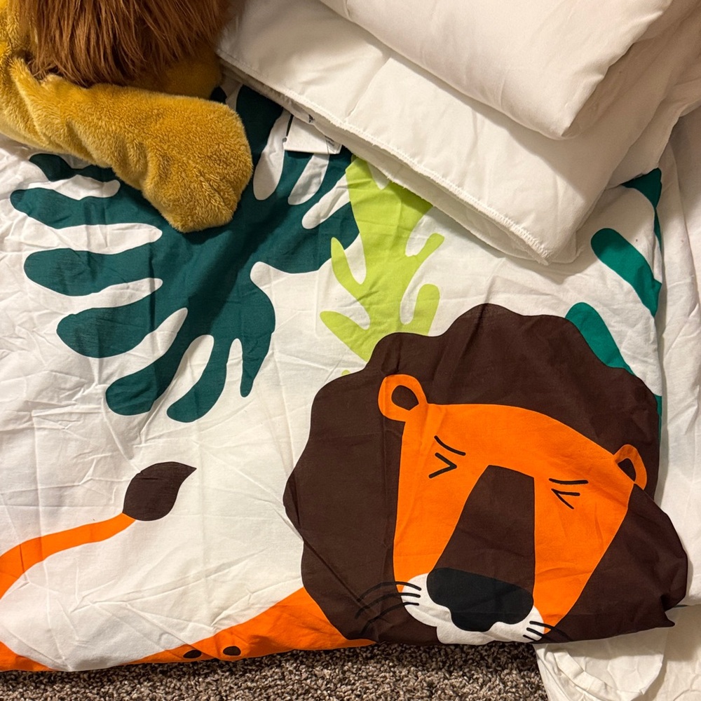 Kids Lion Print Bedding Set with pillows